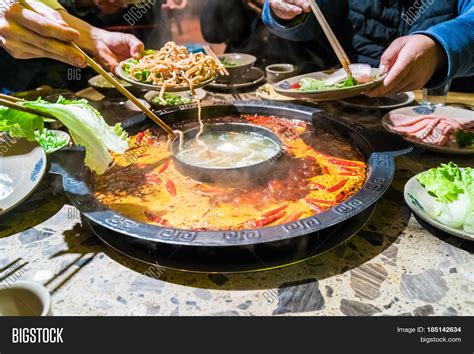 成都串串香怎吃．再說吃串時考慮到的不同面的事：享受的地點、所諱對的風味